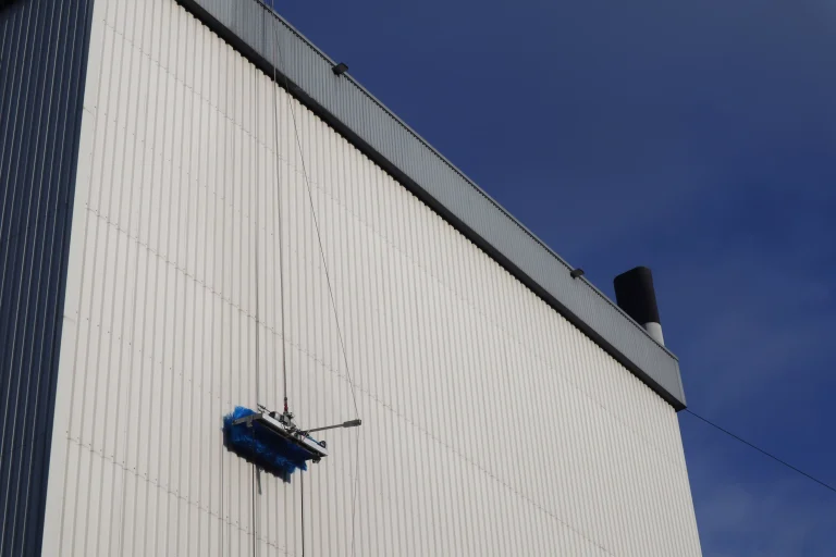 Gevel reinigen bedrijfspand