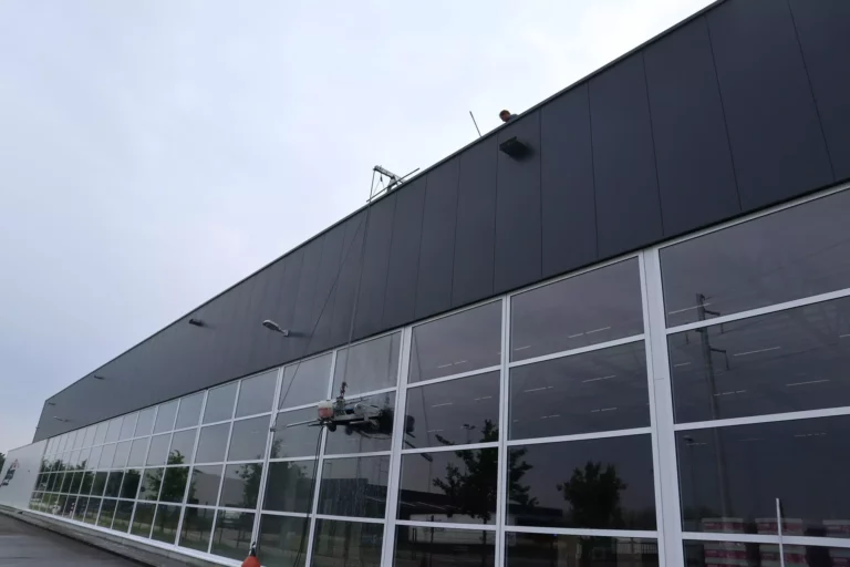 gevelreiniging bedrijfspand borstel