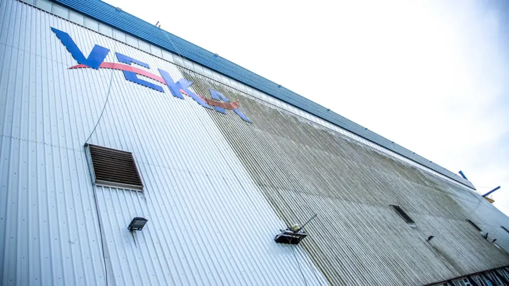 Facade cleaning commercial property